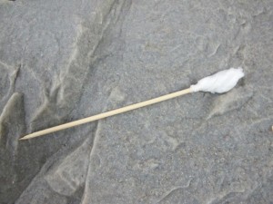 tampon-dart-on-rock